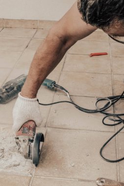 Daire testere. Seramik kesme bir adam. Çalışan bir döşeme üzerinde bir daire testere gördüm. İnşaat işleri. Döşeme Atölyesi