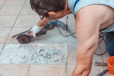 Daire testere. Seramik kesme bir adam. Çalışan bir döşeme üzerinde bir daire testere gördüm. İnşaat işleri. Seçici odak