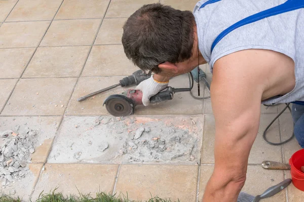 Uma Serra Circular Homem Serrar Azulejos Cerâmicos Trabalhador Serrar Uma — Fotografia de Stock