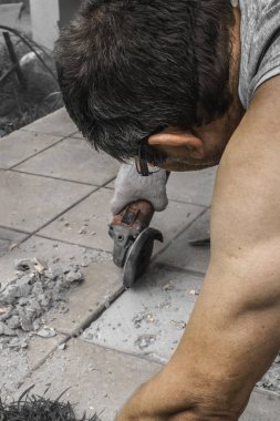 açı değirmeni beton kiremit taşlama sırasında eylem toz adamım