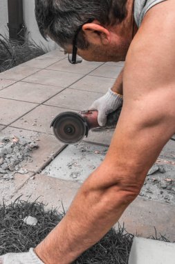 açı değirmeni beton kiremit taşlama sırasında eylem toz adamım