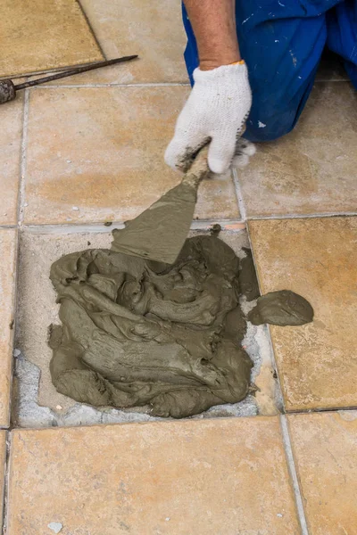 Fliesenboden Freien Der Fliesenleger Profi Richtet Die Veranda Fliese Selektiv — Stockfoto