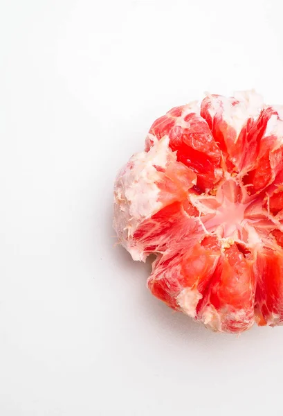 クリッピング パスと白い背景で隔離ピンク グレープ フルーツの柑橘系の果物の完熟有機全体 — ストック写真