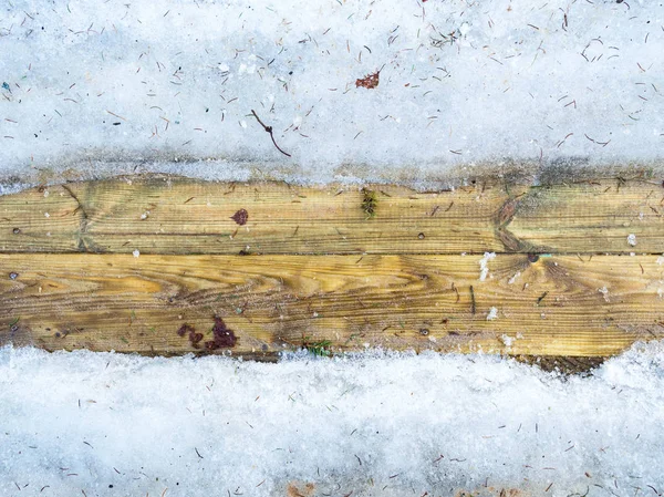 木の床で雪解けテラス 古いビンテージ木製表面クリスマス針のテクスチャ — ストック写真