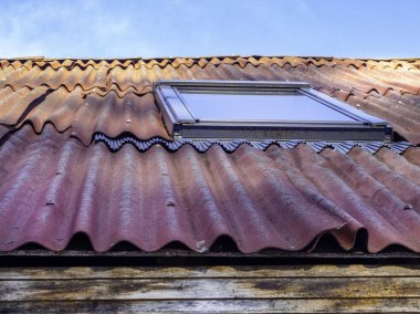 kiremit mansarda ve gökyüzü güneş ışığı, ipucu gökyüzü, arduvaz levha