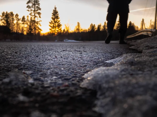 Verschwommener Einsamer Mann Der Auf Der Straße Steht Und Sonnenaufgang — Stockfoto