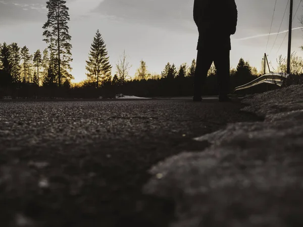 模糊的自由剪影孤独的人走在荒芜的道路上 在日落背光 选择性聚焦 — 免费的图库照片