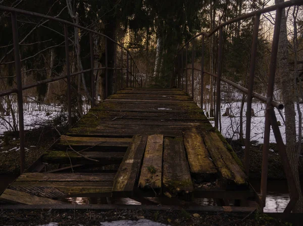 Ponte Legno Rotto Sullo Sfondo Una Foresta Innevata Fiume Nel — Foto Stock