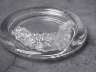 Diş aligners. Görünmez parantez içinde cam Parlatıcı kavramı gülümse