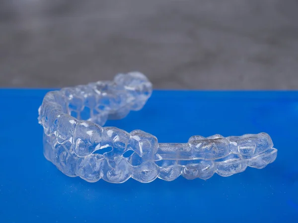 Allineatori Denti Sfondo Blu Parentesi Invisibili Shine Smile Concept — Foto Stock