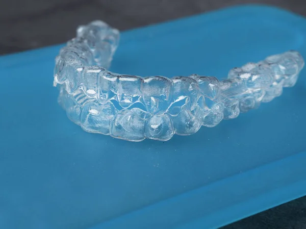 Tänder Aligners Blå Bakgrund Osynliga Fästen Glans Leende Koncept — Stockfoto