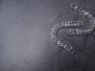 diş diş teli veya görünmez hizmetli, ortodontik ekipman gri arka plan üzerinde