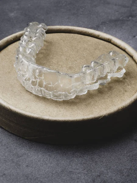 Diş Aligners Taş Gri Yüzey Parlatıcı Görünmez Parantez Kavramı Gülümse — Stok fotoğraf
