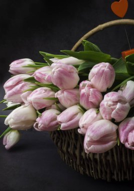 Hasır sepet içinde Pembe Lale kocaman buket. Kartpostal motifi, dekoratif kırmızı kalp, 8 Mart kadınlar günü ile kopya alanı