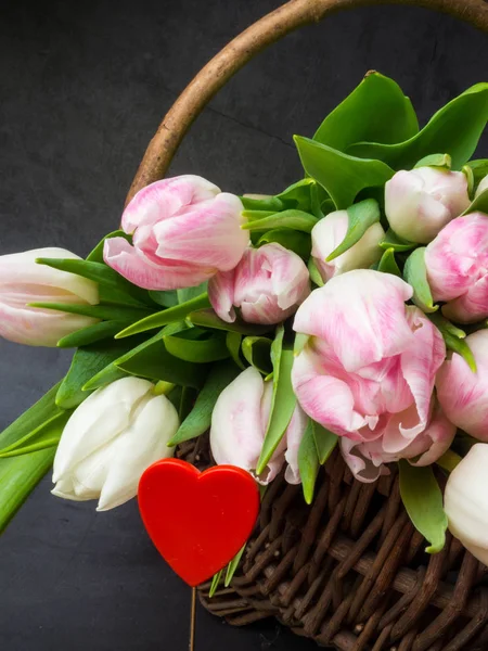 Hatalmas Csokor Rózsaszín Tulipánok Fonott Kosárban Képeslap Motívum Másol Hely — Stock Fotó