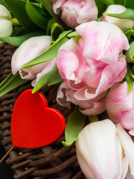 Rózsaszín Tulipán Egy Kosárban Nők Napja Február Szeretet Fogalma — Stock Fotó