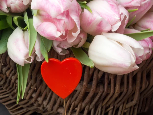 Tulipanes Rosados Una Canasta Día Mujer Febrero Concepto Amor —  Fotos de Stock