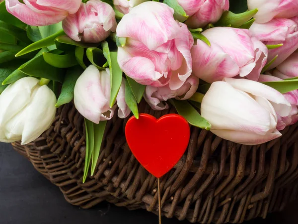 Roze Tulpen Een Mand Vrouwen Dag Februari Liefde Concept — Gratis stockfoto