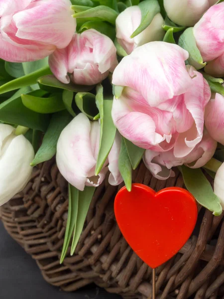 Enorme Ramo Tulipanes Rosados Canasta Mimbre Motivo Postal Con Corazón —  Fotos de Stock