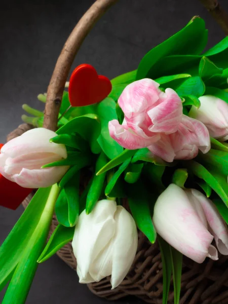 Tulipanes Primavera Cesta Madera Sobre Fondo Gris Feliz Día Las —  Fotos de Stock