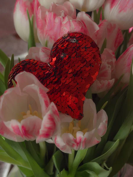 Růžové Tulipány Zblízka Flitry Glitter Červené Srdce Jarní Čas Selektivní — Stock fotografie