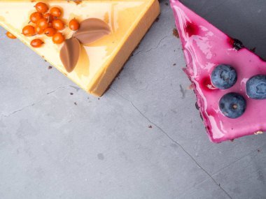 Taze çilek ve krema, tatlı leziz cheesecake, berry pie ile lezzetli tatlı tart. Fransız mutfağı