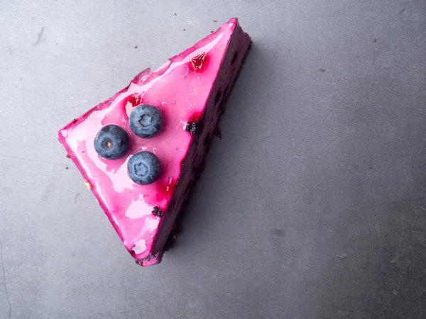 Blaubeer-Käsekuchen auf Beton mit Blaubeeren — Stockfoto