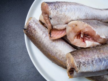 Dondurulmuş balık hake beyaz tabakta izole