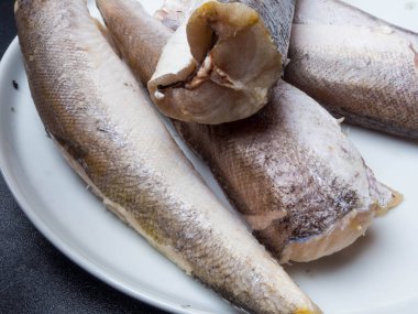 Dondurulmuş balık hake beyaz tabakta izole