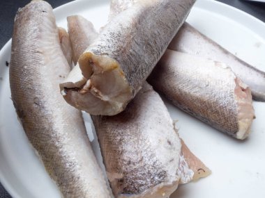 Dondurulmuş balık hake beyaz tabakta izole