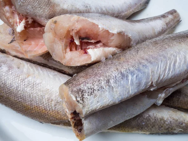 Rå fisk kummel carkasses på vit platta — Stockfoto