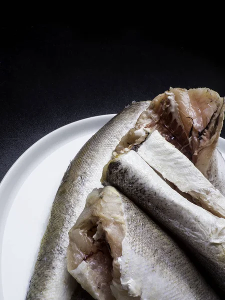 Fryst fisk kummel isolerad på vit platta — Stockfoto