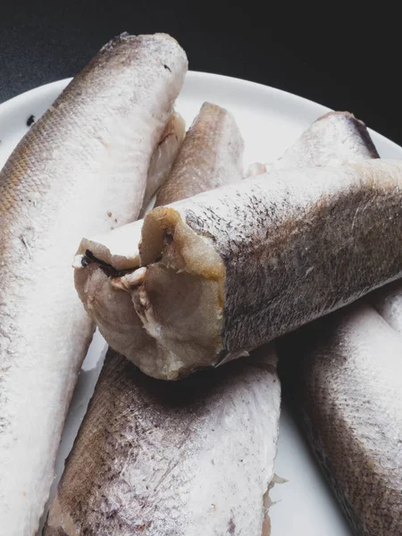 흰색 접시에 절연 냉동된 생선 대구 류 — 스톡 사진