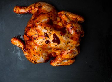 Kırmızı sosu ile baharat ile ham bütün tavuk