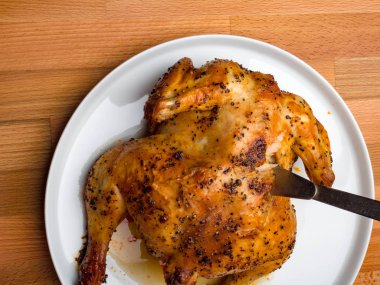 Tablo yakın çekim üzerinde tavuk pişmiş Delicious