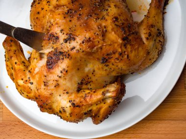 Tablo yakın çekim üzerinde tavuk pişmiş Delicious