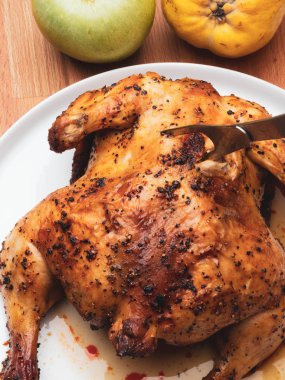 Ev yapımı tamamen pişmiş tavuk şenlikli bir akşam yemeği için. Lezzetli yemekler zengin protein ile