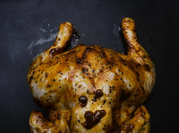 Pollo adobado sabroso y jugoso en bandeja para hornear — Foto de Stock