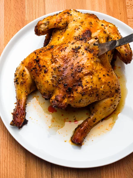 Pollo asado con piel crujiente en salsa de miel de soja glaseado, Asiático a la parrilla, marinado — Foto de Stock