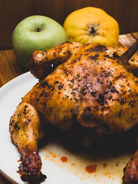 Pollo o pavo rellenos de Navidad entero hecho en casa servido — Foto de Stock