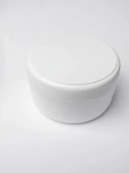 Tubo de plástico blanco con tapa redonda. embalaje — Foto de Stock