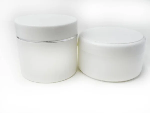 Dos envases cosméticos del paquete para la crema, la medicina o el gel en el fondo blanco aislado, listo para la plantilla del diseño, envases redondos del tarro de la crema , — Foto de Stock