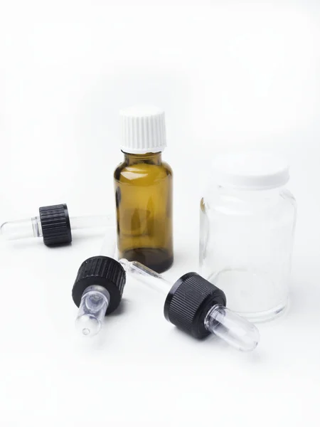 Frascos de vidrio de medicina marrón y blanca con gotero aislado sobre blanco — Foto de Stock