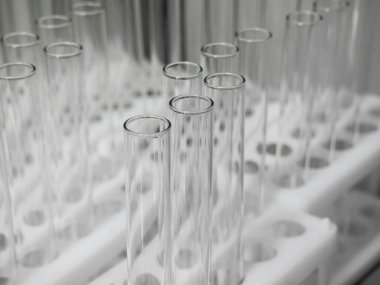 cam şişeler, laboratuvar araştırma ve geliştirme kavramı, seçici odak