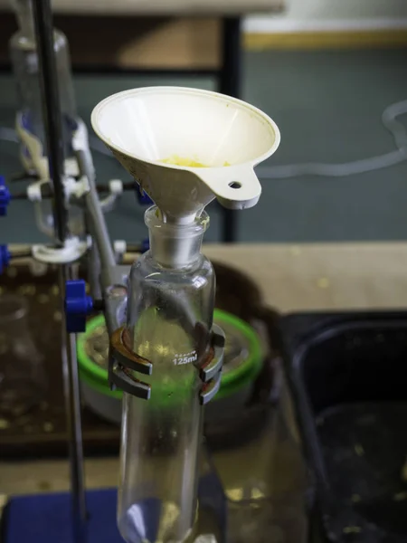 Věda skleněná láhev, Distilling rostlin pro chemickou analýzu — Stock fotografie