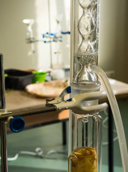 Επιστήμη γυάλινο μπουκάλι, εγκαταστάσεις αποστάξεως για τη χημική ανάλυση — Φωτογραφία Αρχείου