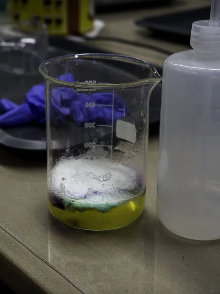 Χημικά καλλυντικών συστατικό σε λάμπα στο εργαστήριο τραπέζι, γάντια — Φωτογραφία Αρχείου