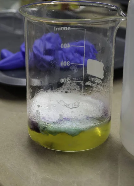 实验室桌子上的灯泡中的化妆品化学成分, 手套 — 图库照片