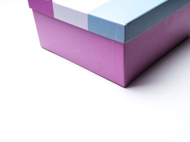 Beyaz arkaplanda izole edilmiş mor hediye kutusu