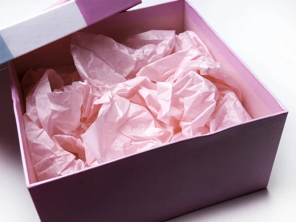 Відкрита подарункова коробка з рожевим папером — стокове фото